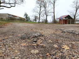 Neapmierina ceļa stāvoklis pie putnu fabrikas