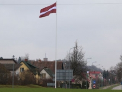 Uzstāda 12 metru augstu mastu