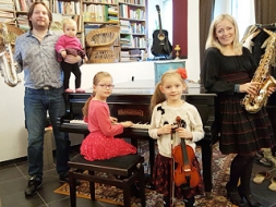 Skolas direktore, skolotāja un profesionāla mūziķe