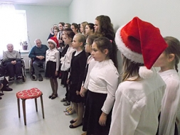 Skolēni iepriecina seniorus pansionātos