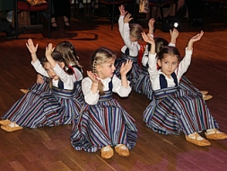 Uzmirdz Ērgļu amatiermākslas kolektīvi