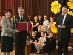 Valsts prezidents skolai dāvina grāmatas