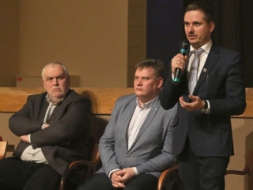 Tikšanās ieilgst līdz vēlam vakaram