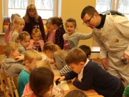 Medus brokastīs iepazīst biškopja darbu
