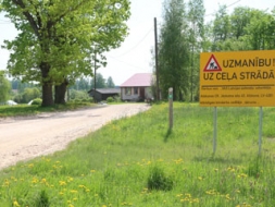 Turpina rekonstruēt lauku ceļus