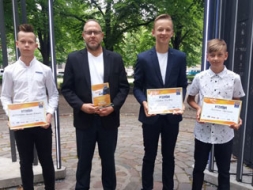 LR Saeimā sveic jaunatnes basketbola izcilniekus