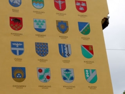 Simtgadē dāvina īpaši apgleznotu ģerboņu sienu