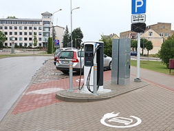 Tapušas divas elektromobiļu uzlādes stacijas