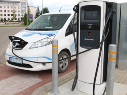 Darbu uzsāk elektromobiļu uzlādes staciju tīkls