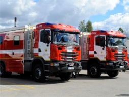 Saņem divus specializētos ķīmijas automobiļus