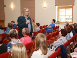 Skolotāju konference māca un uzmundrina