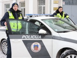 Policijas darbinieki naktī pamana bērnu