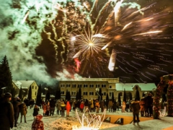 Ar Jaungada uzrunām un uguņošanu