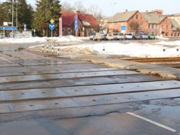 Kūstot sniegam, uzsāk bedrīšu labošanu