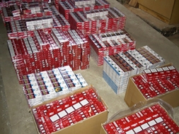 Kratīšanas laikā konfiscē tūkstošiem nelegālo cigarešu