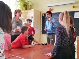 Absolventi iepazīstina ar savām profesijām
