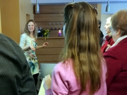 Smejies, negaidot mirkli, kad jutīsies laimīgs