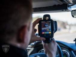 Policija sāk izmantot rokas video radarus