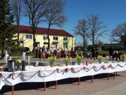 4. maijā – pie balti klāta galda