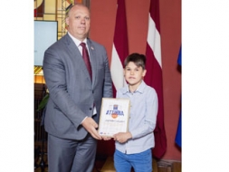 Labākos basketbolā un mācībās sveic LR Saeimā