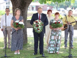 Godina deportācijā cietušos cilvēkus