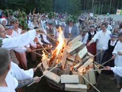 Vasaras saulgriežus ielīgo caur dejām