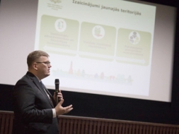Joprojām katrs savās pozīcijās?