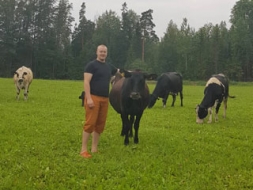 Jaunais zemnieks ar tālredzīgu skatu nākotnē