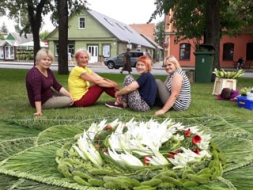 Izcīna 1. vietu ziedu paklāju festivālā