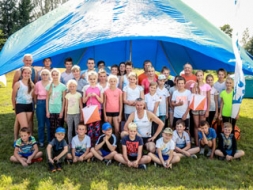 Vasaras nometnē trenējas orientēšanās sportā