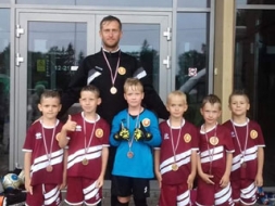 Mazie futbolisti jūt spēles prieku