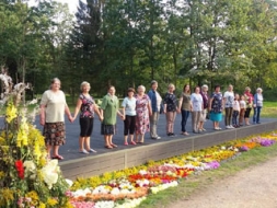 Parkā – ziedu ugunskurs