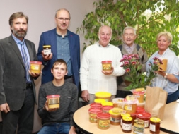 Ar vasaras enerģiju medus burciņā