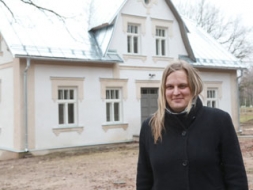 Sakārto Haralda Medņa māju „Dzintari”