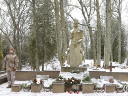Pārmaiņas Oskara Kalpaka atdusas vietā