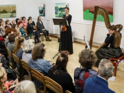 Madonas muzejā koncertē stīgu duets
