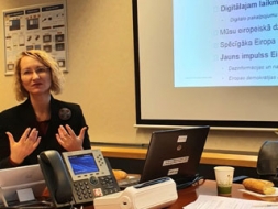 EP deputāte tiekas ar žurnālistiem