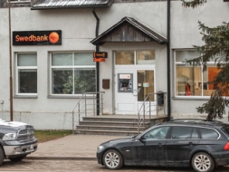 Slēdz Swedbank Madonas filiāli