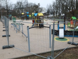 Slēdz publiski pieejamos rotaļu laukumus