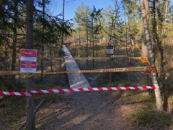 Slēgtas šaurās purva takas un skatu torņi