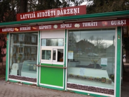 Madonā atvērts vietējo dārzeņu kiosks