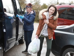 Pie skolēniem ceļo pirmās pārtikas pakas