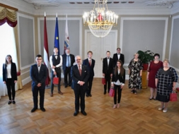 Valsts prezidents ar skolēniem pārrunā mūsdienu demokrātijas izaicinājumus