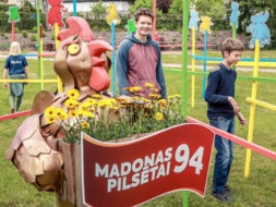 Madona svin dzimšanas dienu pagalmos
