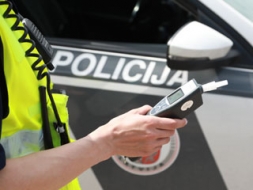 Iereibis autovadītājs policistam dod 50 eiro kukuli