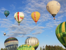 Gaidām ciemos gaisa balonus