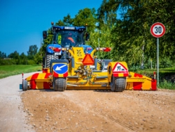 Uz grants autoceļiem aktīvi veic greiderēšanu