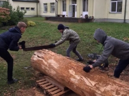 Īsteno jauniešu iniciatīvu projektu