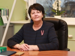 Ar šūpulī ieliktu attieksmi