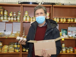 LBB dāvina pirmklasniekiem medu